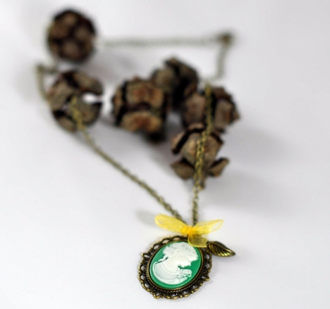 Vintage-Kette mit Amulett und kleinem Blattanhänger
